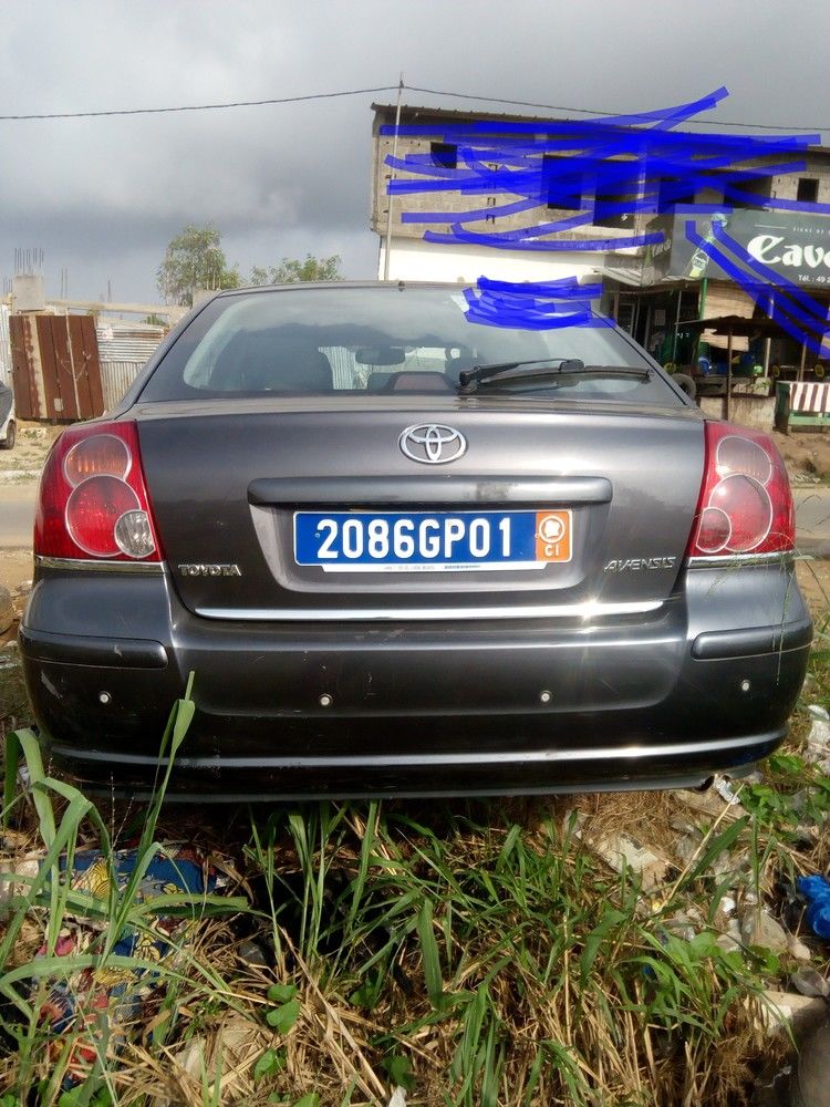 oui elle est dispo la Toyota boite automatique .