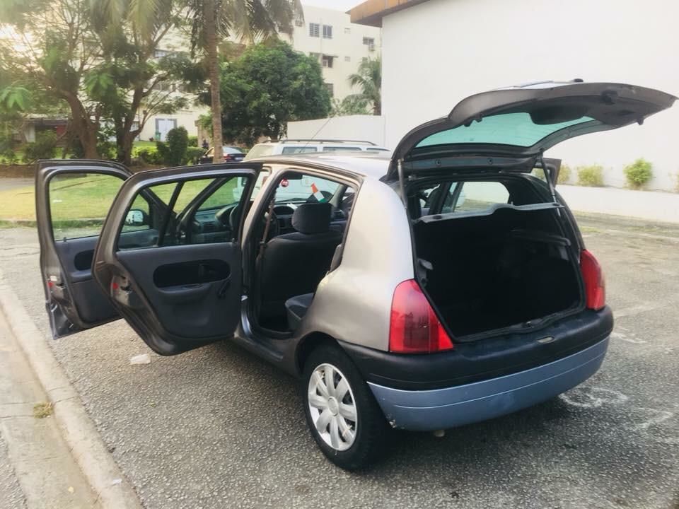 RENAULT CLIO ANNÉE 2000 ESSENCE