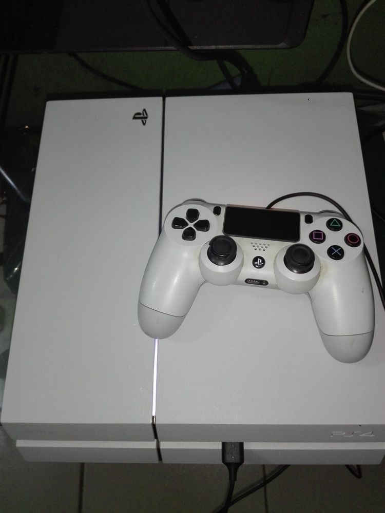 PS4 FAT 500g+1 manette + 7jeux