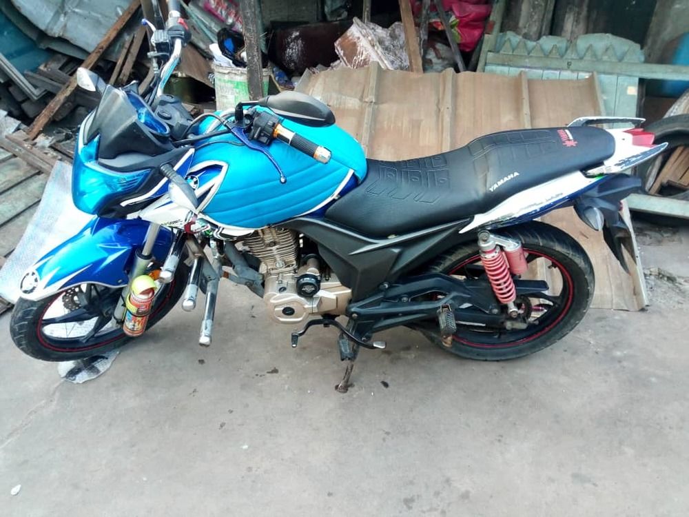 Moto de marque apsonic flèche