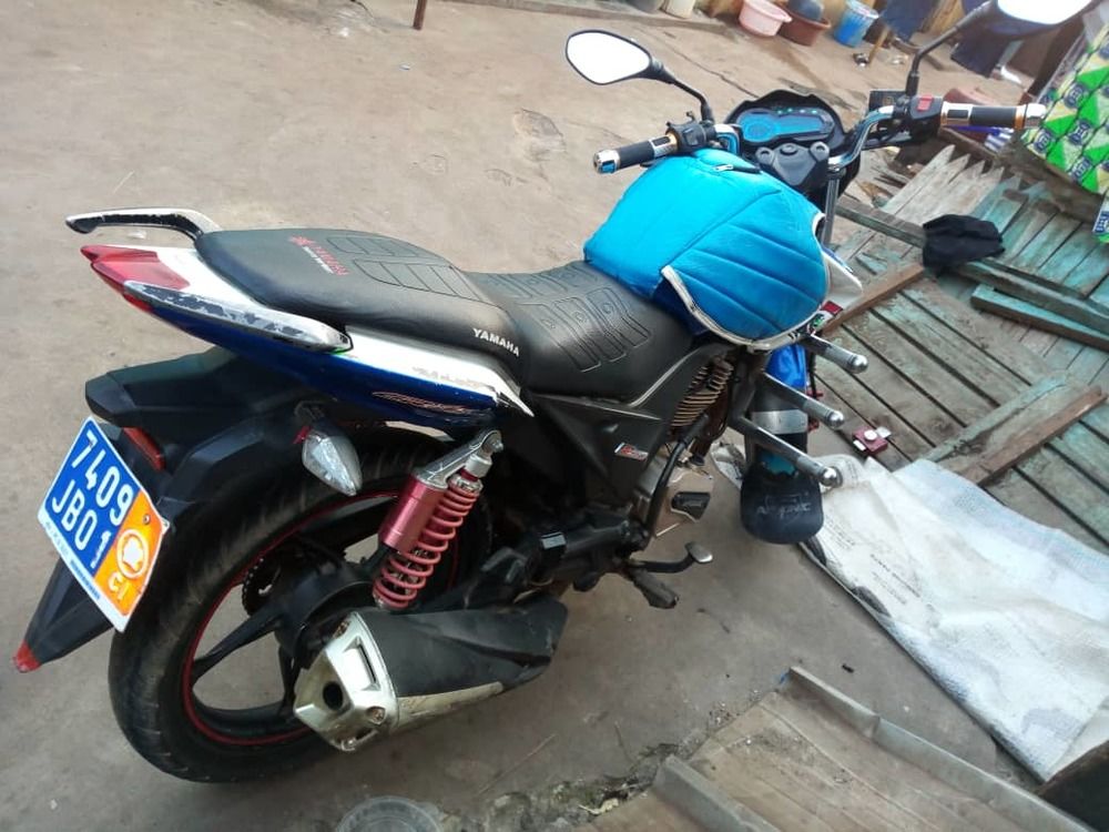 Moto de marque apsonic flèche