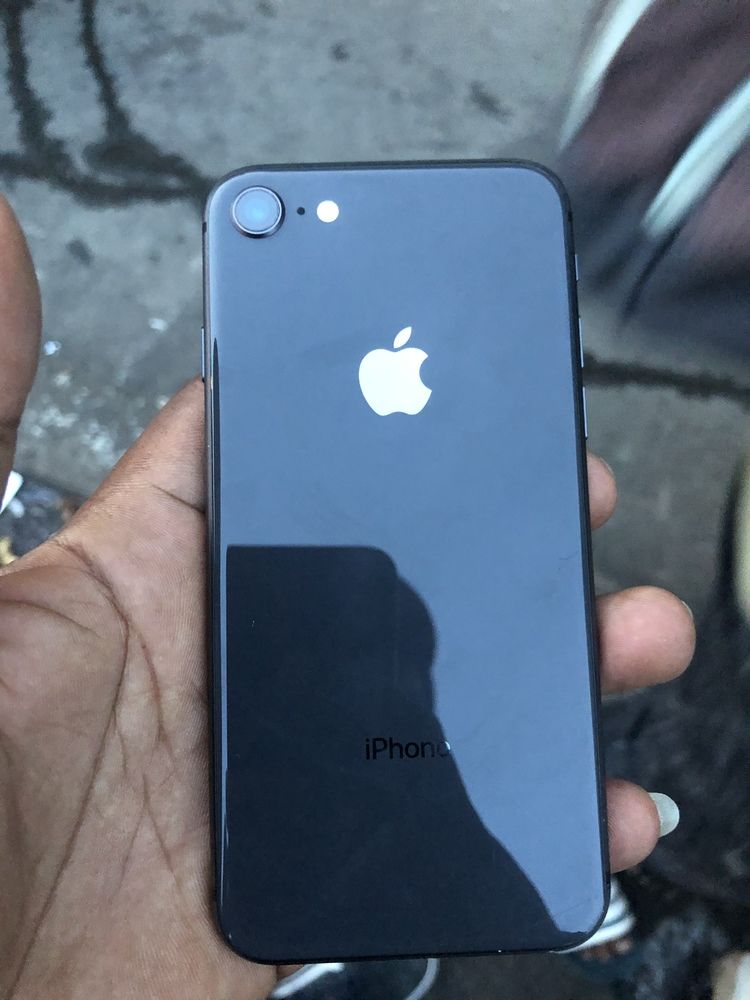 IPhone 8 64Go noir - Téléphones & Objets connectés