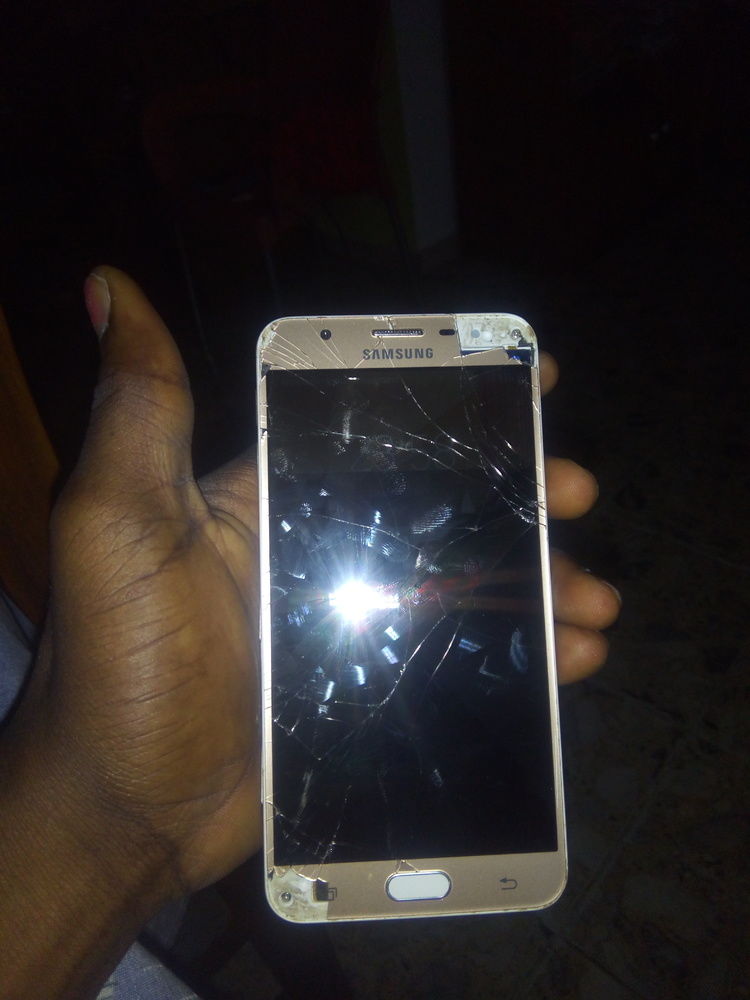 Samsung galaxy J7 prime doré 2018 écran complet endommagé 4G réseau/32Giga/3G RAM  quasi neuf