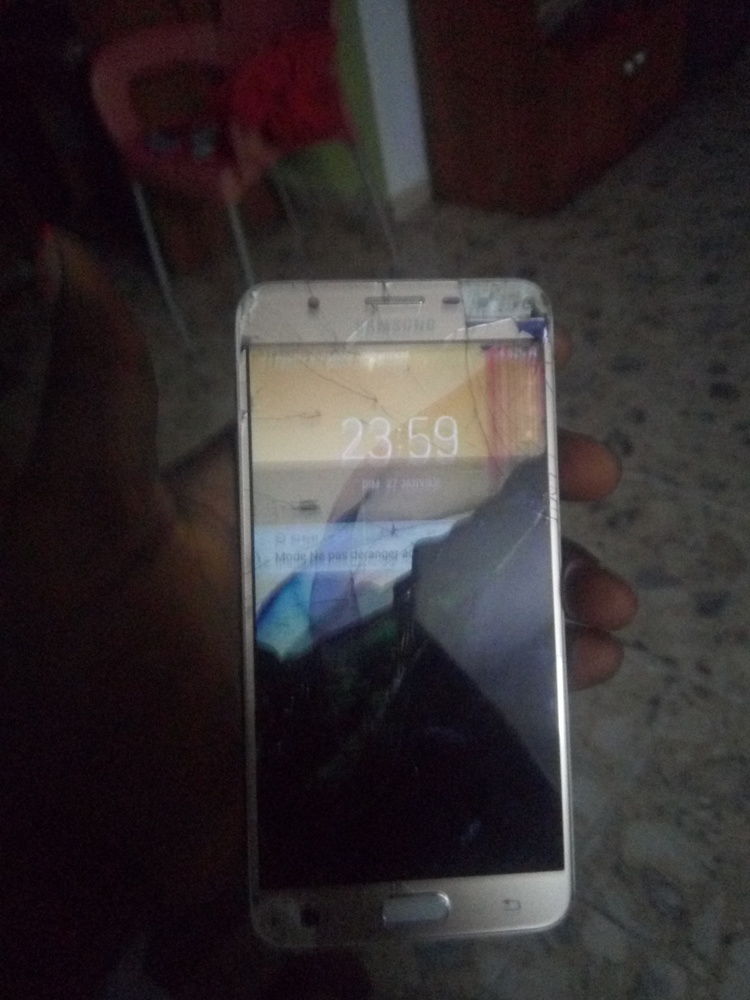 Samsung galaxy J7 prime doré 2018 écran complet endommagé 4G réseau/32Giga/3G RAM  quasi neuf