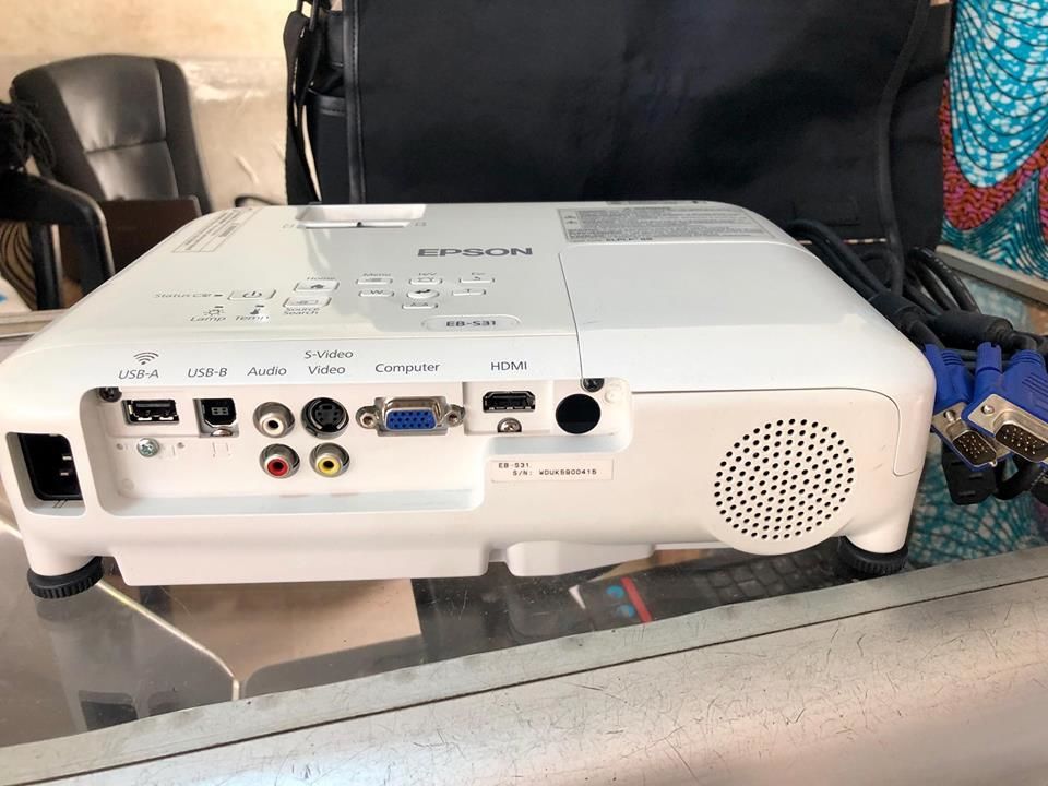 Vidéo projecteur epson EB-S31 3LCD 3200lumens kazi neuf sans commande