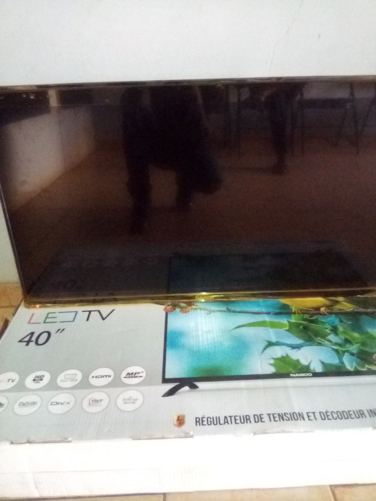 TV PLASMA NASCO 40 POUCES, ÉCRAN BRISÉ.