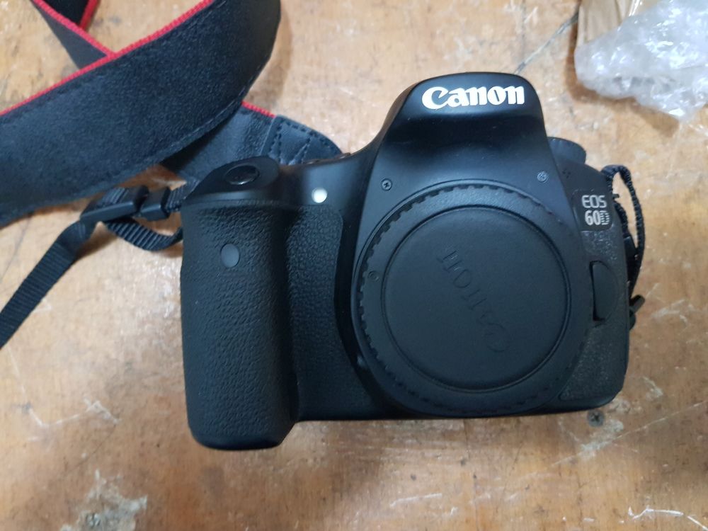 Canon eos 60D + Sigma Objectif 18-300 mm F3.5-6.3 DC Macro OS HSM C014 F - Monture Canon + trépied