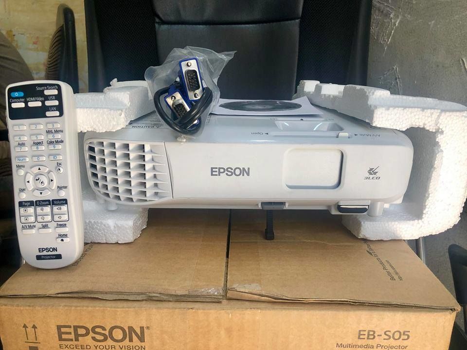 VIDÉO PROJECTEUR EPSON EBS05 AVEC WIFI NEUF BazarAfrique Côte d’Ivoire