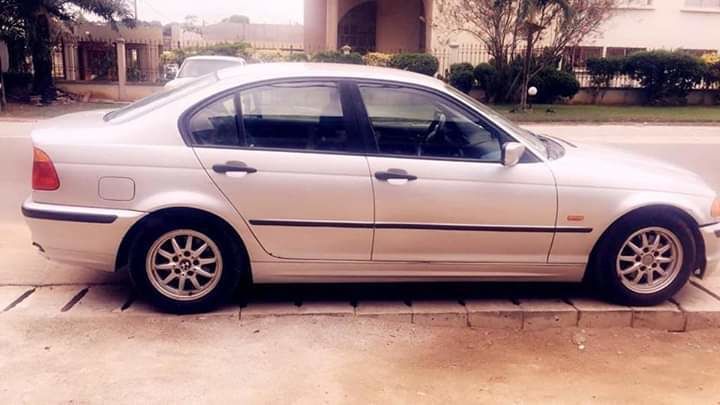 BMW e56 super super propre Boîte automatique essence climatisé 2002