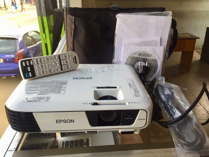 Vidéo projecteur ebson EB-S04 avec wifi+HDMI