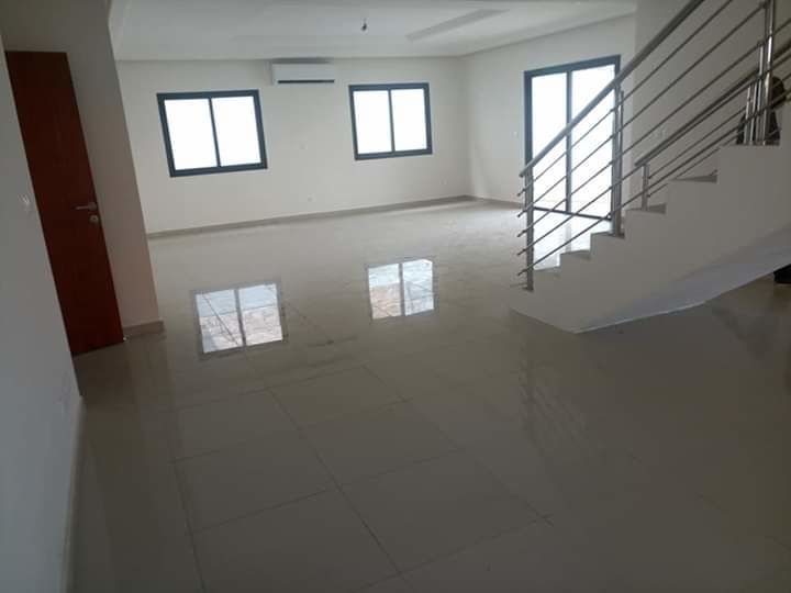 Location duplex 7pieces avec piscine à angré nouveau CHU cité arc en ciel