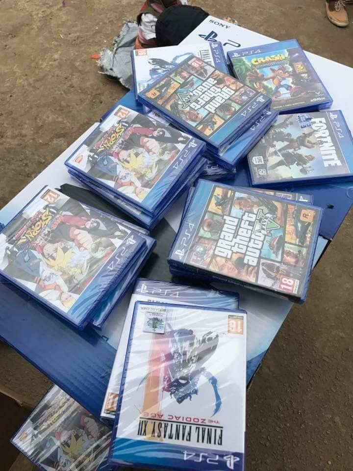 LES CD PS4 ET LES MANETTES