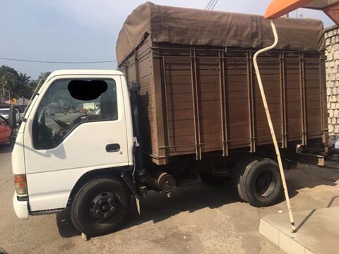 Izuzu Camionnette 3 Tonnes Et Demi