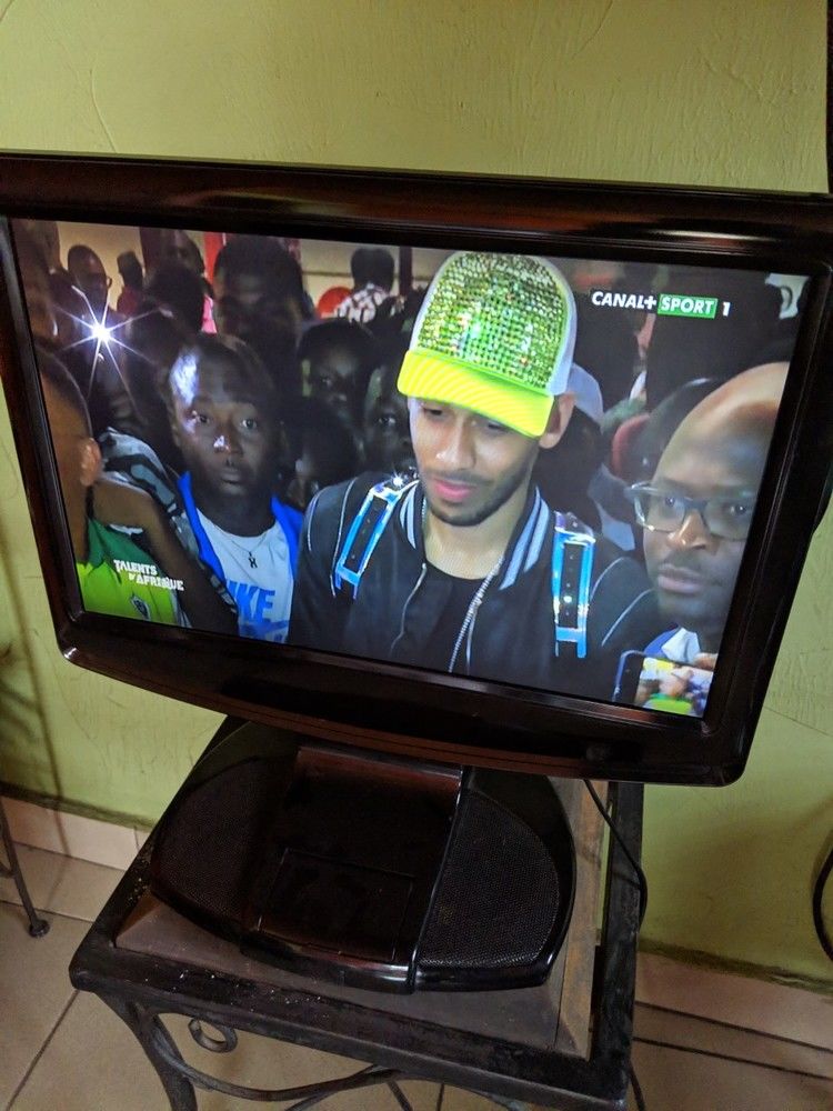 TV 19 pouces casi neuf avec lecteur CD integré et port HDMI