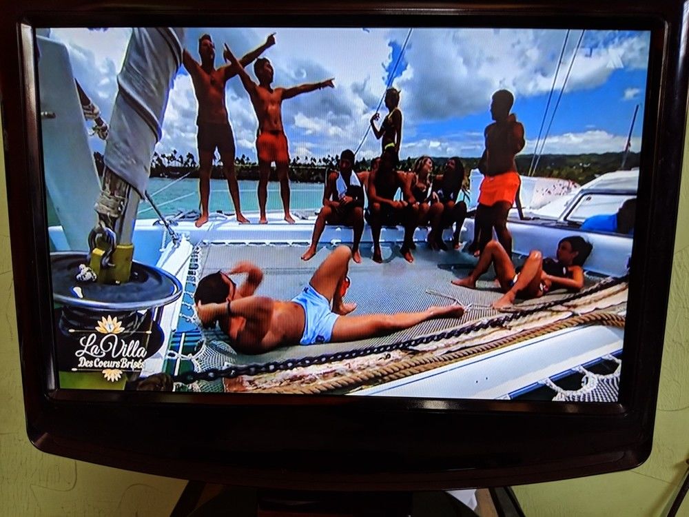 TV 19 pouces casi neuf avec lecteur CD integré et port HDMI