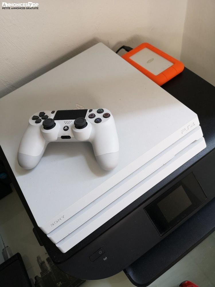Ps4 pro casi neuve propre + 1 manette que la qualite chez friijol game