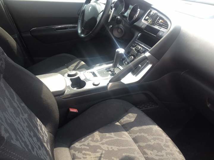 Peugeot 3001 année 2010 boîte automatique climatisé papier à jour super propre rien