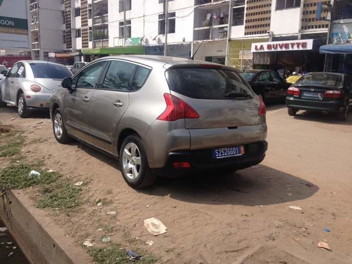 Peugeot 3001 année 2010 boîte automatique climatisé papier à jour super propre rien
