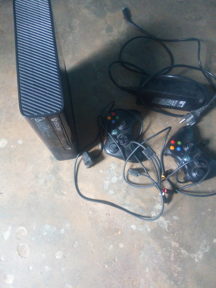 XBOX 360 SLIM 250 A VENDRE RAPIDE