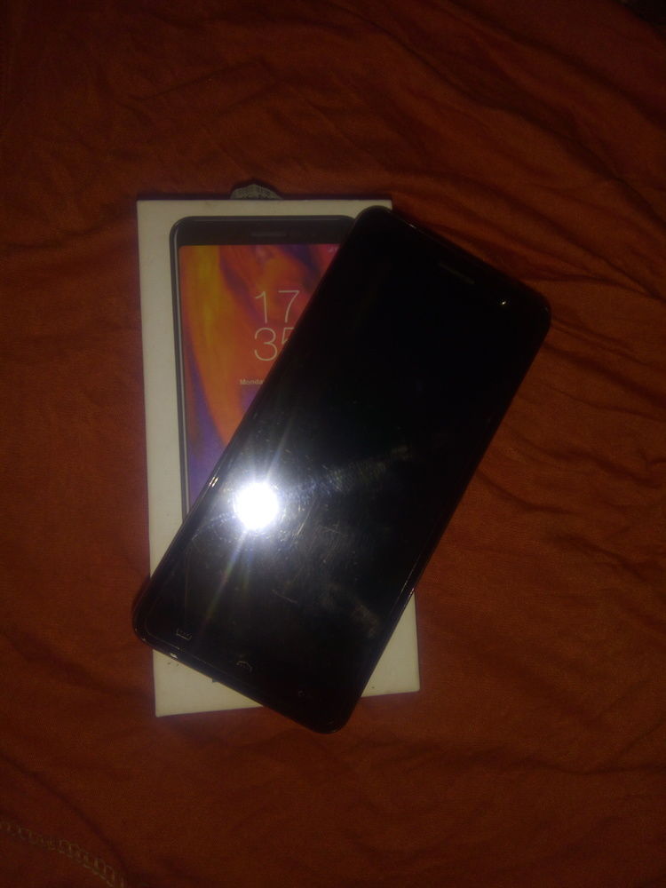 Téléphone portable 5 pouces 1Gb de RAM  5 pouces.1 GB de RAM w 8 GB. de ROM