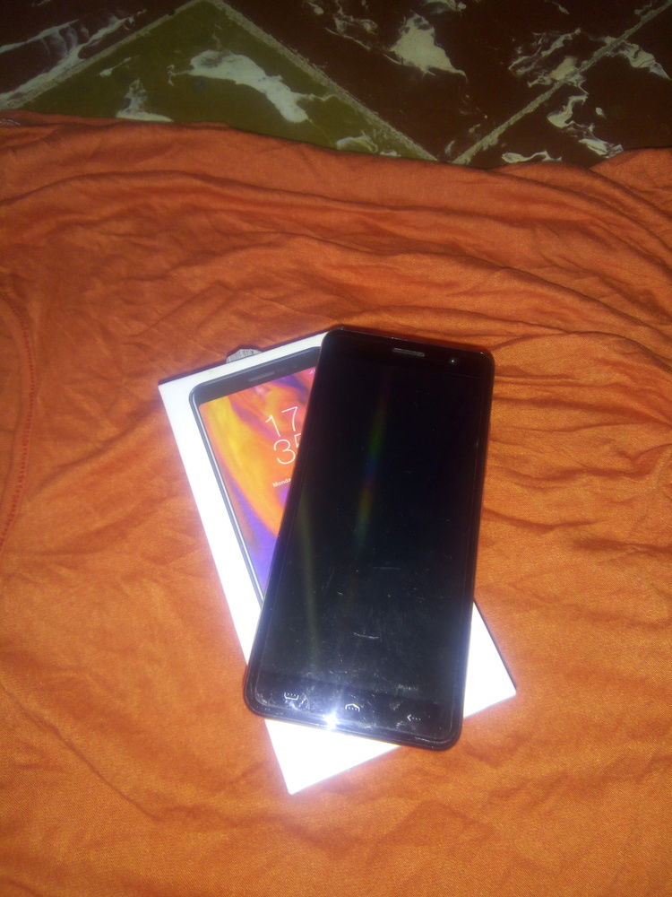 Téléphone portable 5 pouces 1Gb de RAM  5 pouces.1 GB de RAM w 8 GB. de ROM