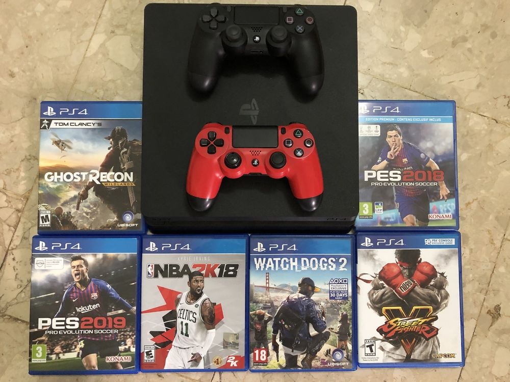 Console PS4 500 GIGA. 2 manettes et 6 CD de jeux récents.