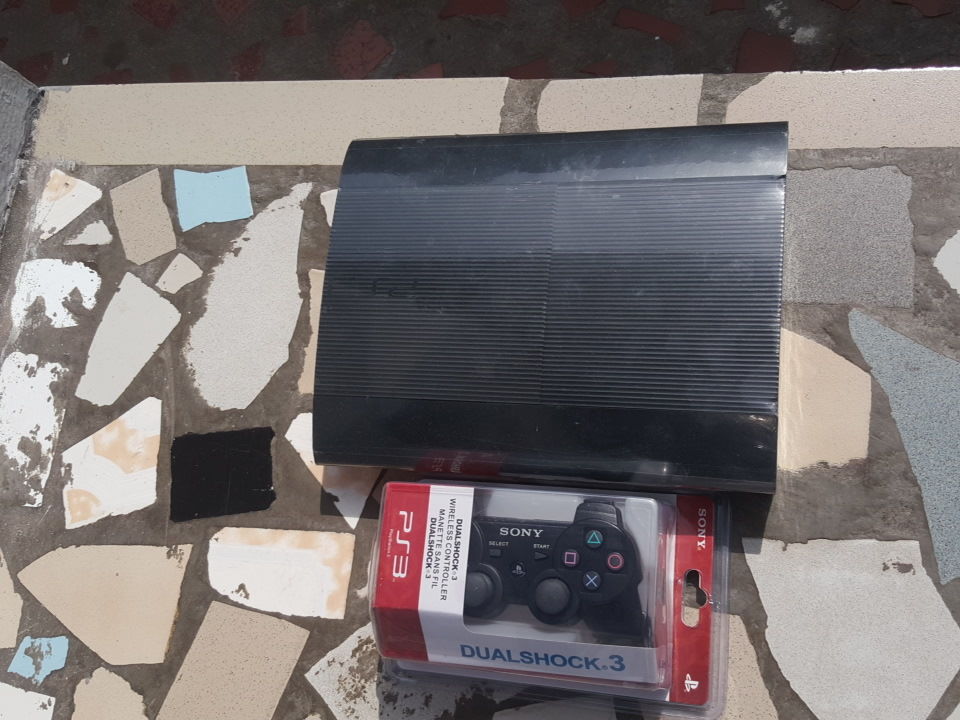 Ps3 ultra slim 13 jeux 500 gg  jamais démonté