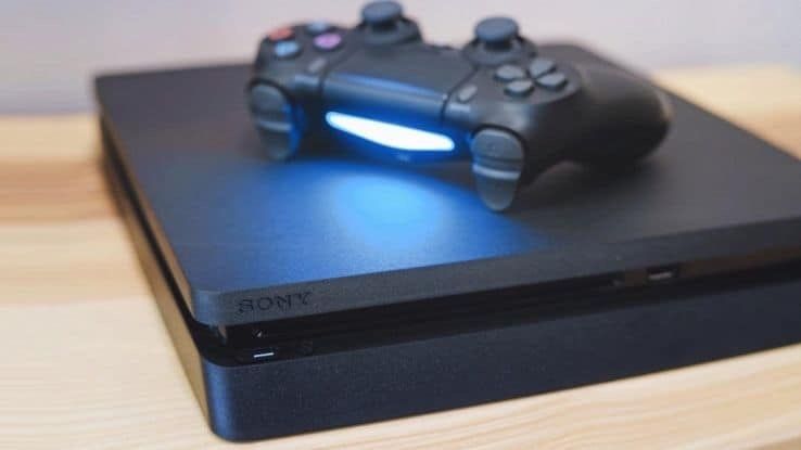 Trop top et encore top chez friijol game ps4 slim casi neuve propre + 1 manette + 1 cd