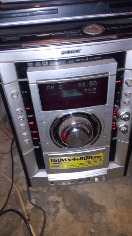 mini-chaîne Sony.( Quasiment neuf)