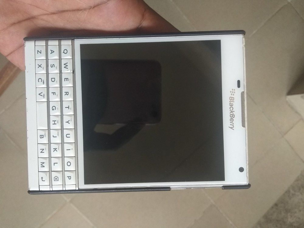 BLACKBERRY PASSEPORT BLANC 2IEM MAIN