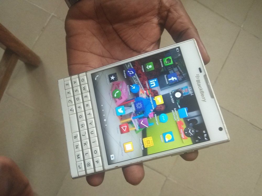 BLACKBERRY PASSEPORT BLANC 2IEM MAIN