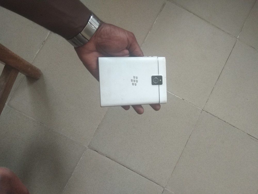 BLACKBERRY PASSEPORT BLANC 2IEM MAIN