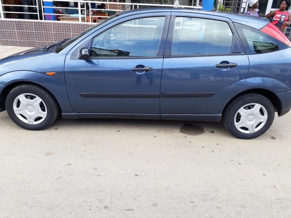 Ford focus HH bleu ciel voiture de femme bien entretenue