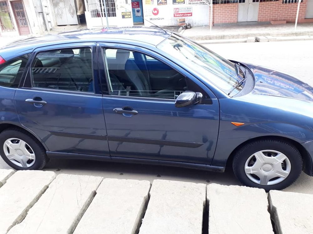 Ford focus HH bleu ciel voiture de femme bien entretenue