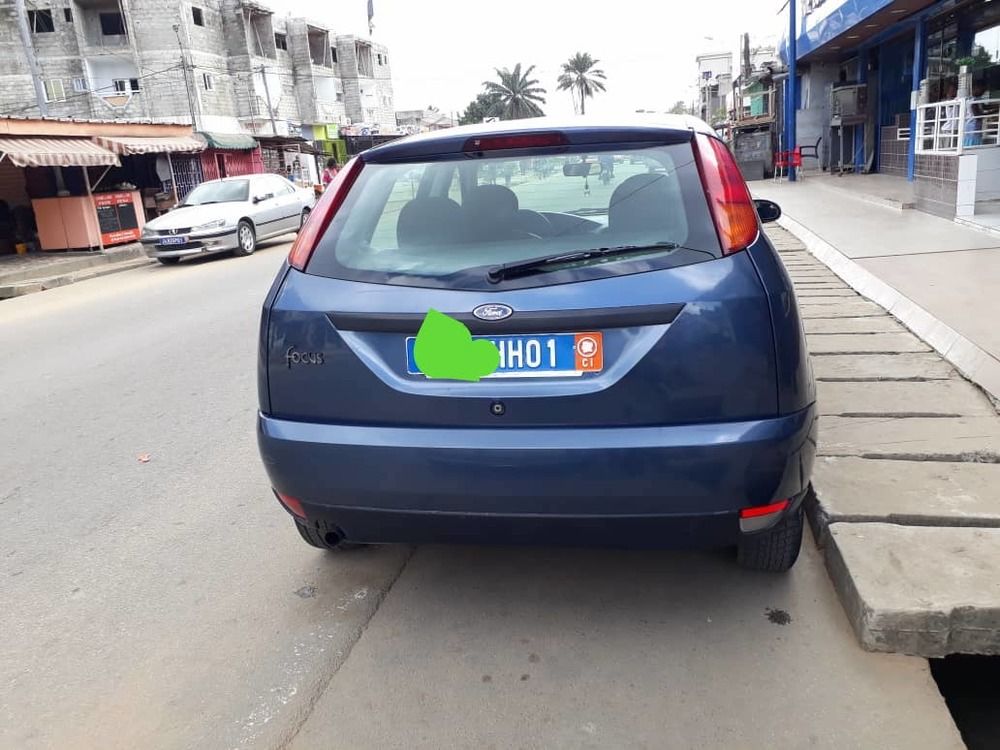 Ford focus HH bleu ciel voiture de femme bien entretenue