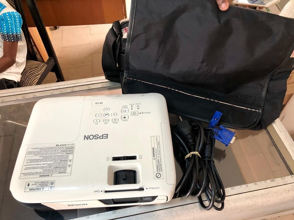 Projecteur vidéo epson EB-S31 avec wifi+HDMI+USB kazi neuf avec sac sans commande