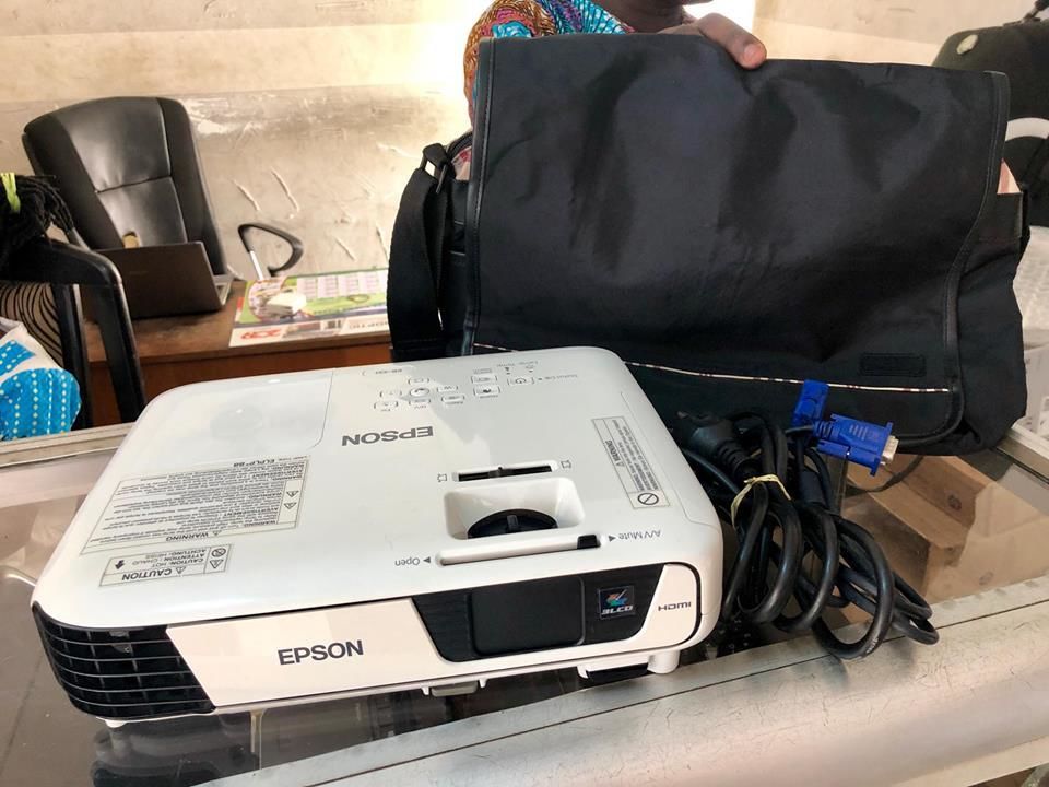 Projecteur vidéo epson EB-S31 avec wifi+HDMI+USB kazi neuf avec sac sans commande
