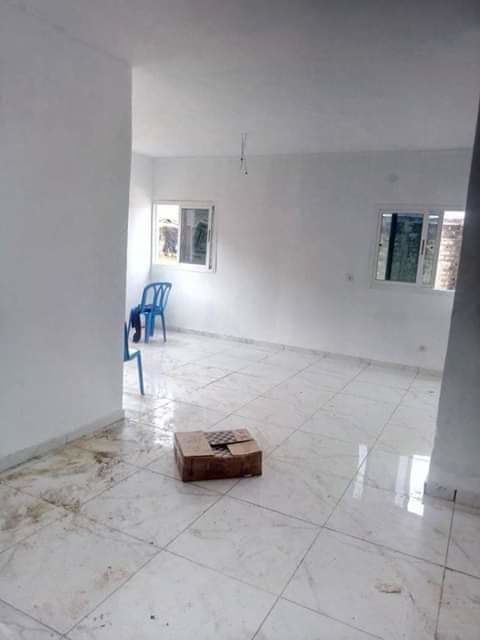 EN VENTE : Villa Duplex 4 Pieces . 
 
Cocody Angre :  Nouveau CHU. 
 Nous vous offrons une belle Villa Duplex de 4 pièces clefs en main, prete a etre habiter.
Laver Dormir. 

Bonne zone deja habite .