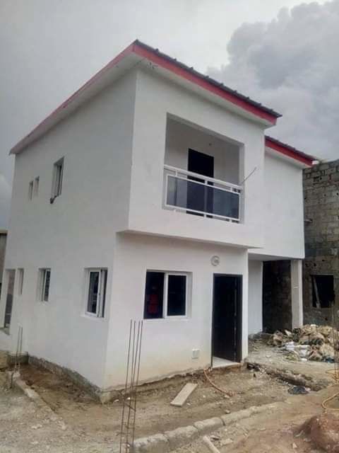 EN VENTE : Villa Duplex 4 Pieces . 
 
Cocody Angre :  Nouveau CHU. 
 Nous vous offrons une belle Villa Duplex de 4 pièces clefs en main, prete a etre habiter.
Laver Dormir. 

Bonne zone deja habite .