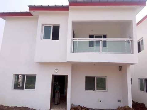 EN VENTE : Villa Duplex 4 Pieces . 
 
Cocody Angre :  Nouveau CHU. 
 Nous vous offrons une belle Villa Duplex de 4 pièces clefs en main, prete a etre habiter.
Laver Dormir. 

Bonne zone deja habite .