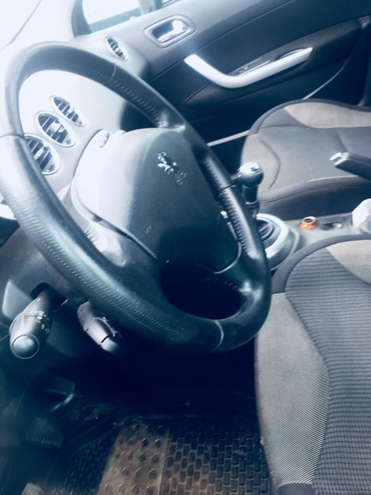 Peugeot 308 hb en très bon état prix négociable