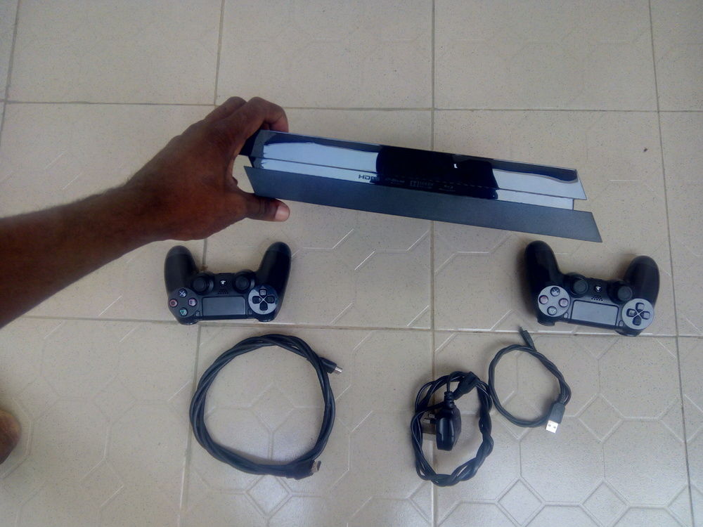 Playstation 4 craquée neuve dans carton