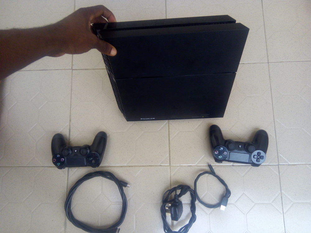 Playstation 4 craquée neuve dans carton