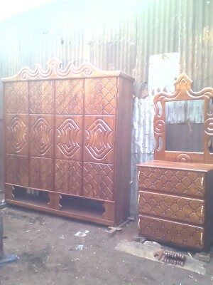 Armoire 4 battants - coiffeuse Armoire 4 battants - coiffeuse