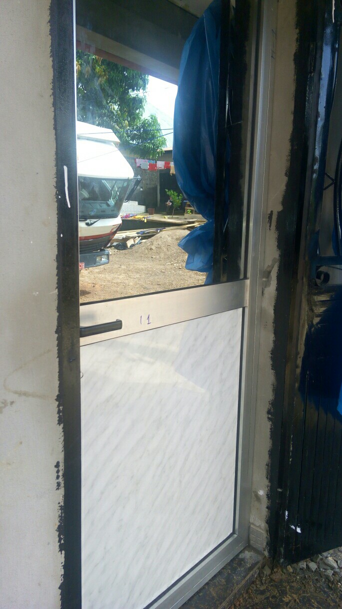 Fenêtre, balcon, armoire et bibliothèque