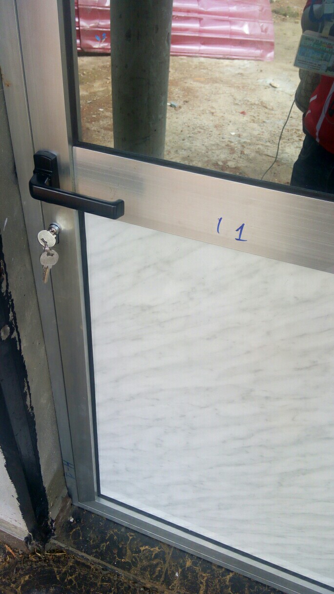 Fenêtre, balcon, armoire et bibliothèque