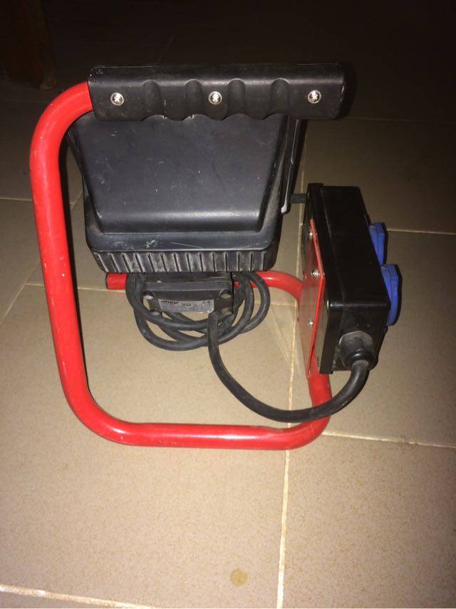 Lampe projecteur halogène 500 watts + 2 multiprises