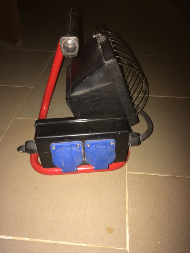 Lampe projecteur halogène 500 watts + 2 multiprises