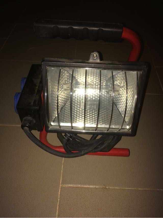 Lampe projecteur halogène 500 watts + 2 multiprises
