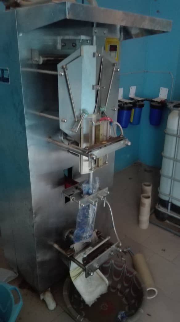 Machine à remplissage d'eau en sachet